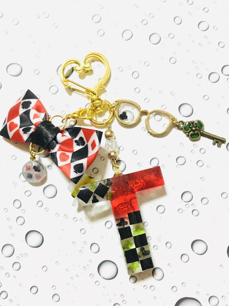 レジン「T」クローバーのイニシャルチャーム