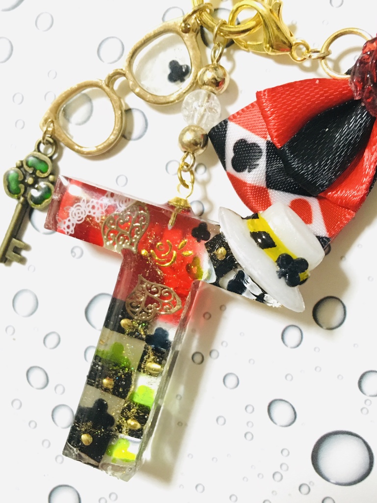 レジン「T」クローバーのイニシャルチャーム