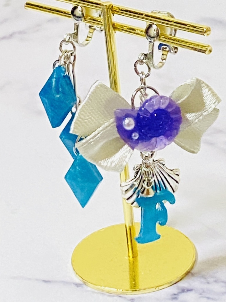 レジン「F」イニシャルイヤリング