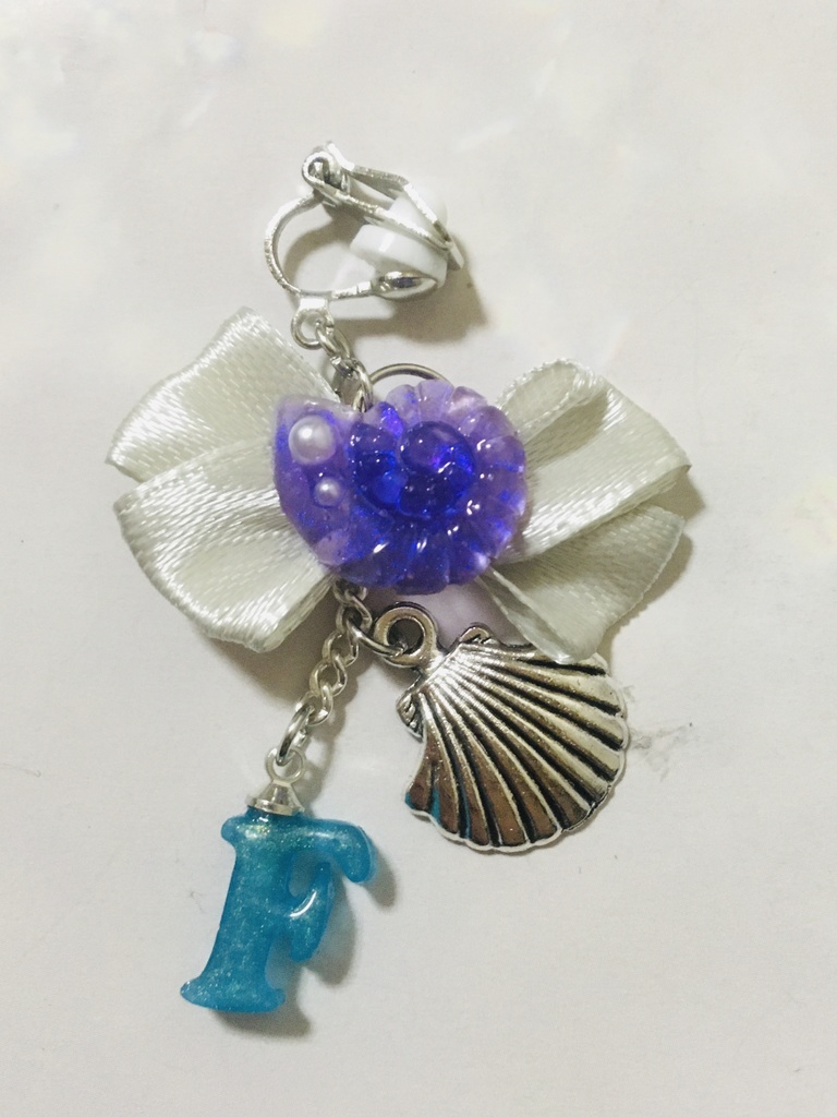 レジン「F」イニシャルイヤリング