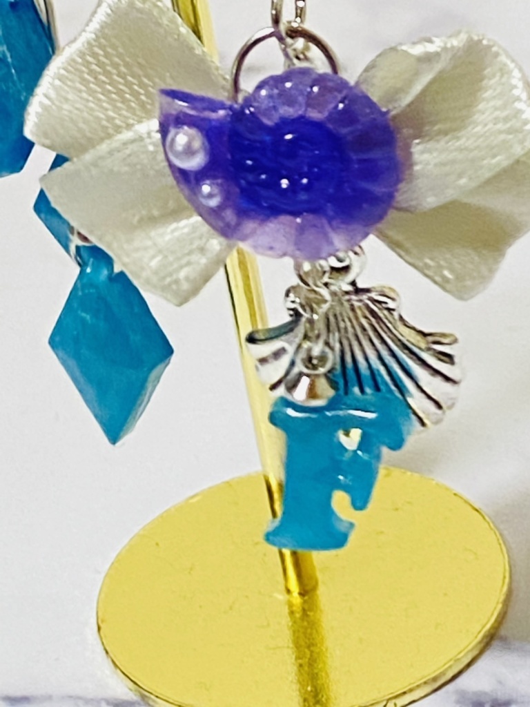 レジン「F」イニシャルイヤリング