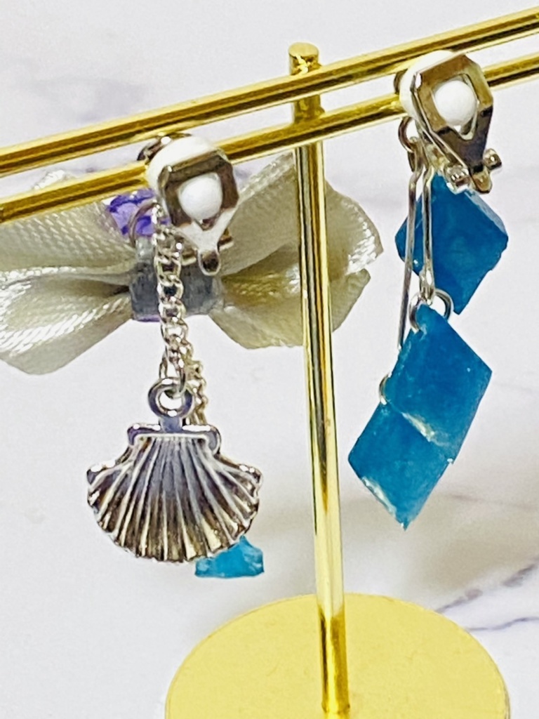 レジン「F」イニシャルイヤリング