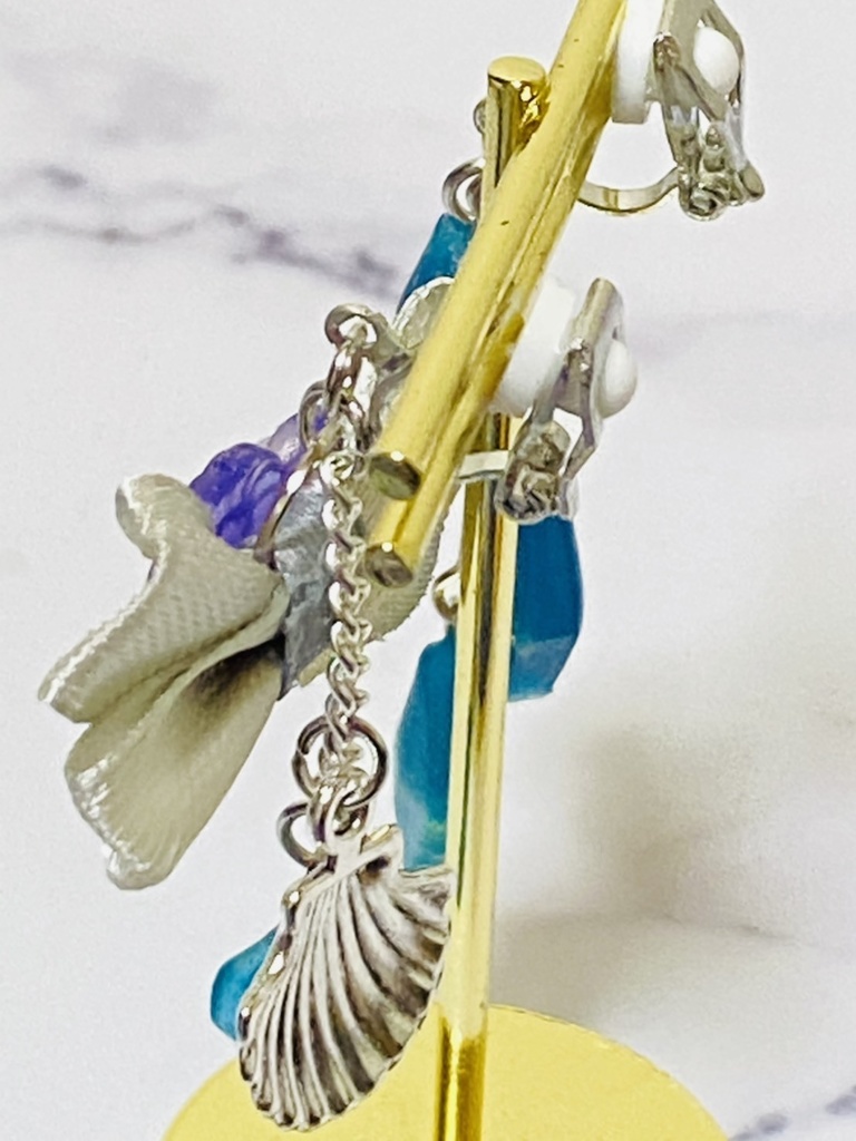 レジン「F」イニシャルイヤリング