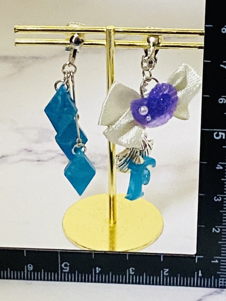 レジン「F」イニシャルイヤリング