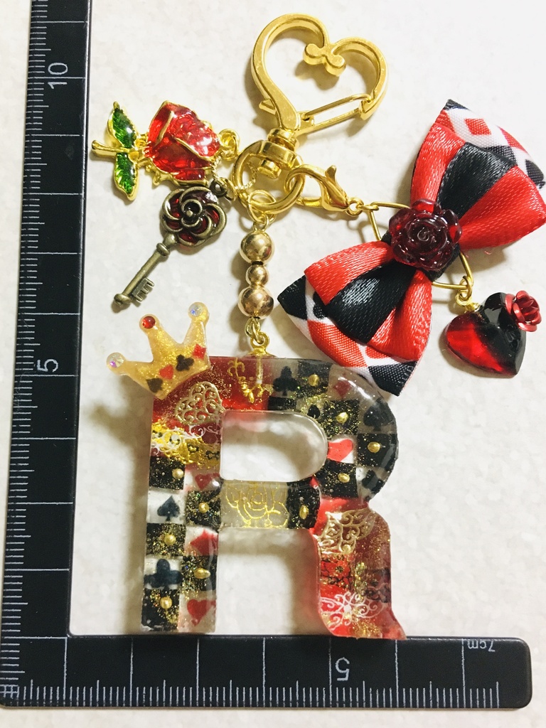 レジン「R」薔薇のイニシャルチャーム