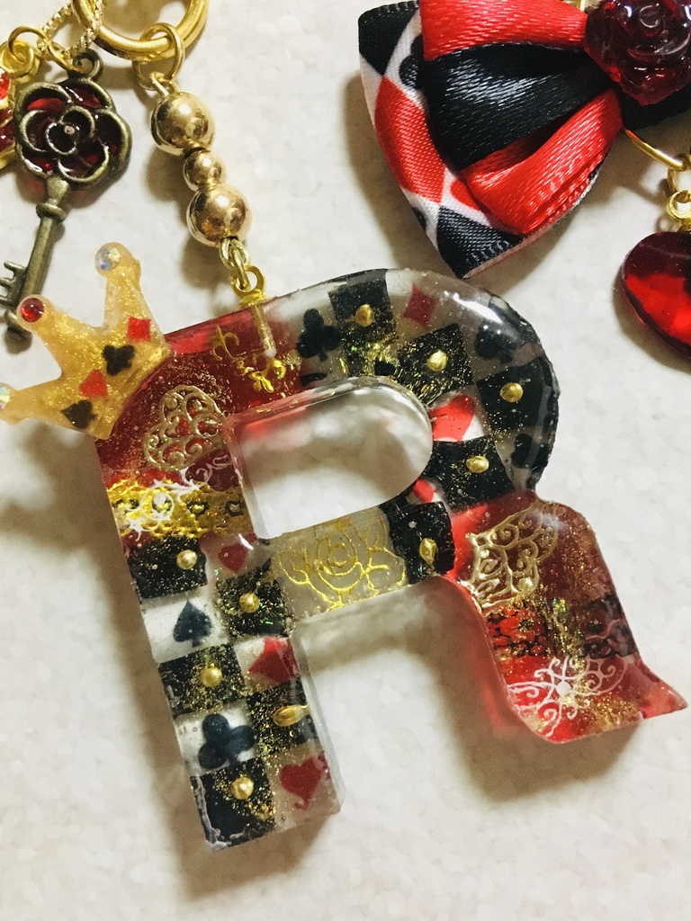 レジン「R」薔薇のイニシャルチャーム