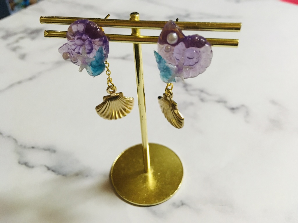 レジン 巻貝とヒトデのピアス