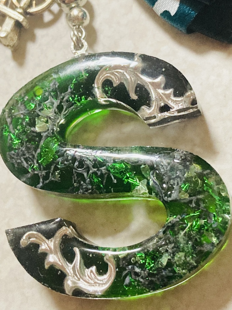 レジン「S」茨のイニシャルチャーム