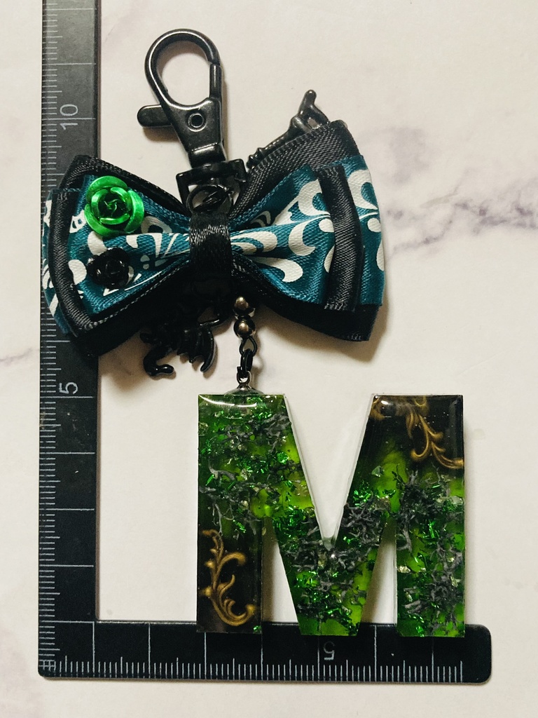 レジン「M」茨のイニシャルチャーム