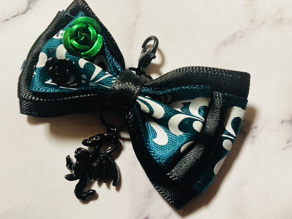 レジン「M」茨のイニシャルチャーム