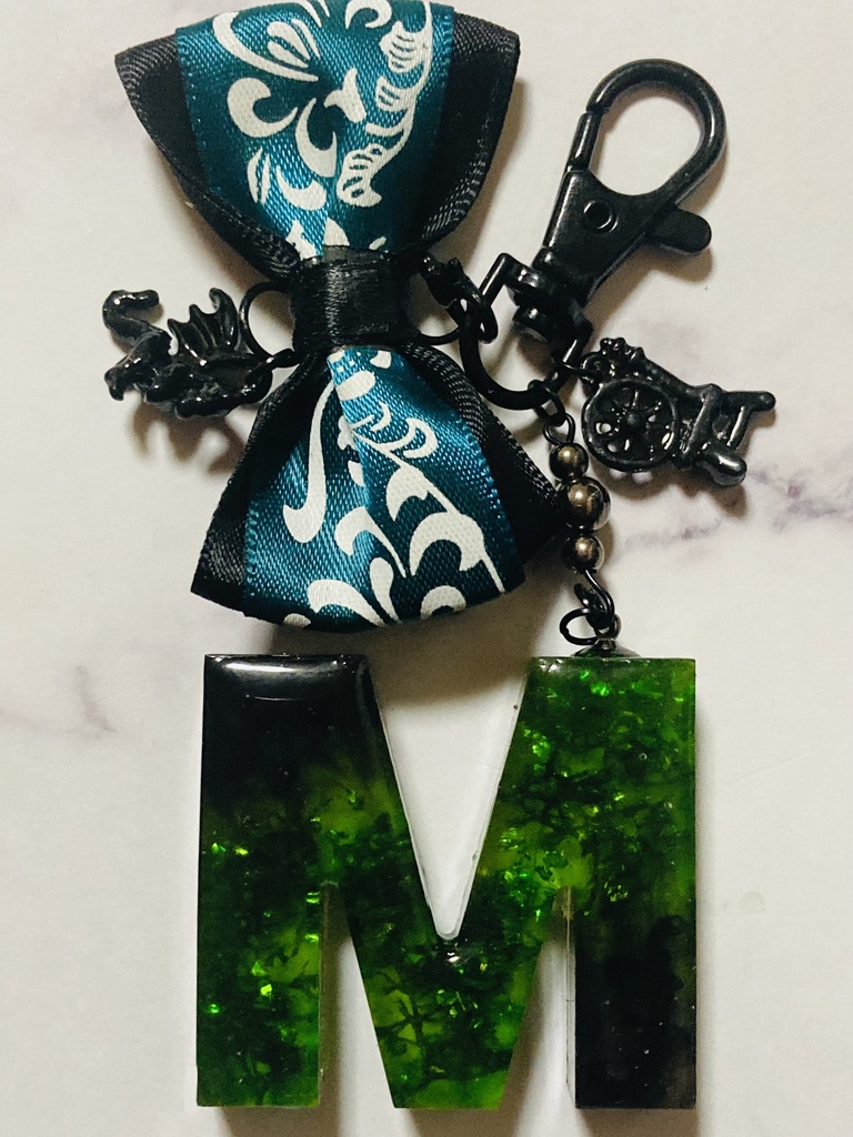 レジン「M」茨のイニシャルチャーム