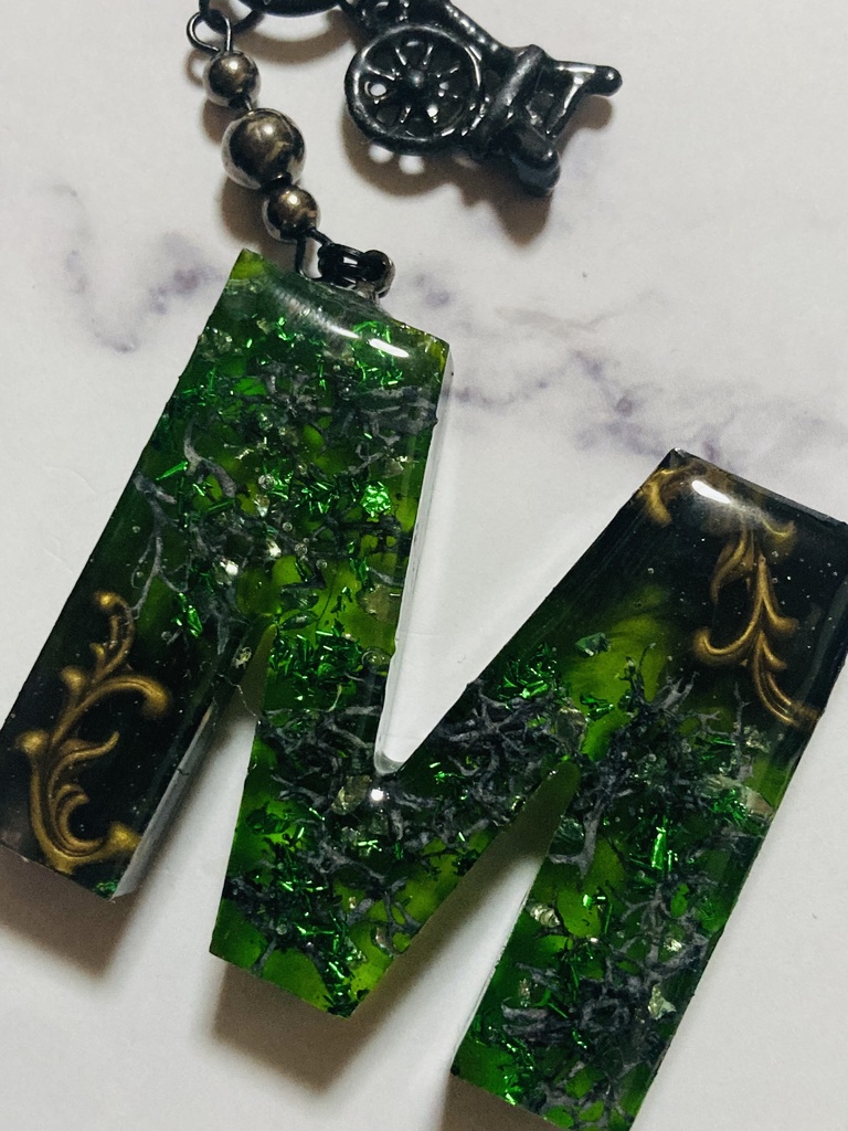レジン「M」茨のイニシャルチャーム