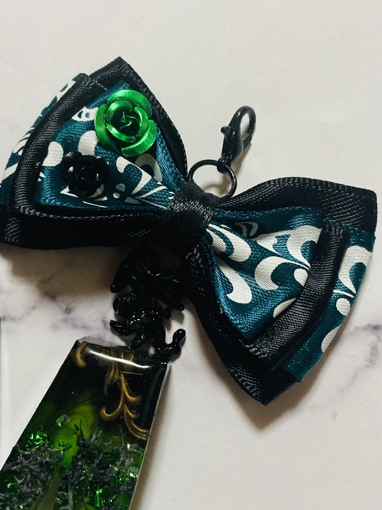 レジン「M」茨のイニシャルチャーム