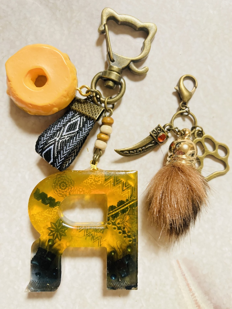 レジン【R】ハイエナのイニシャルチャーム