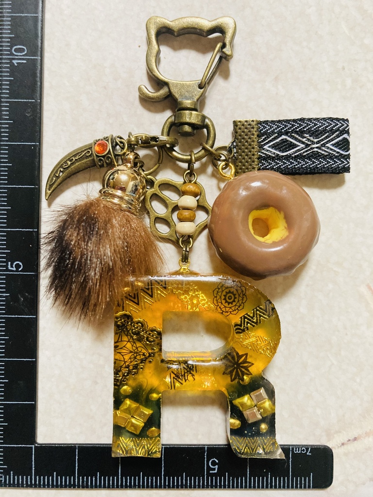 レジン【R】ハイエナのイニシャルチャーム