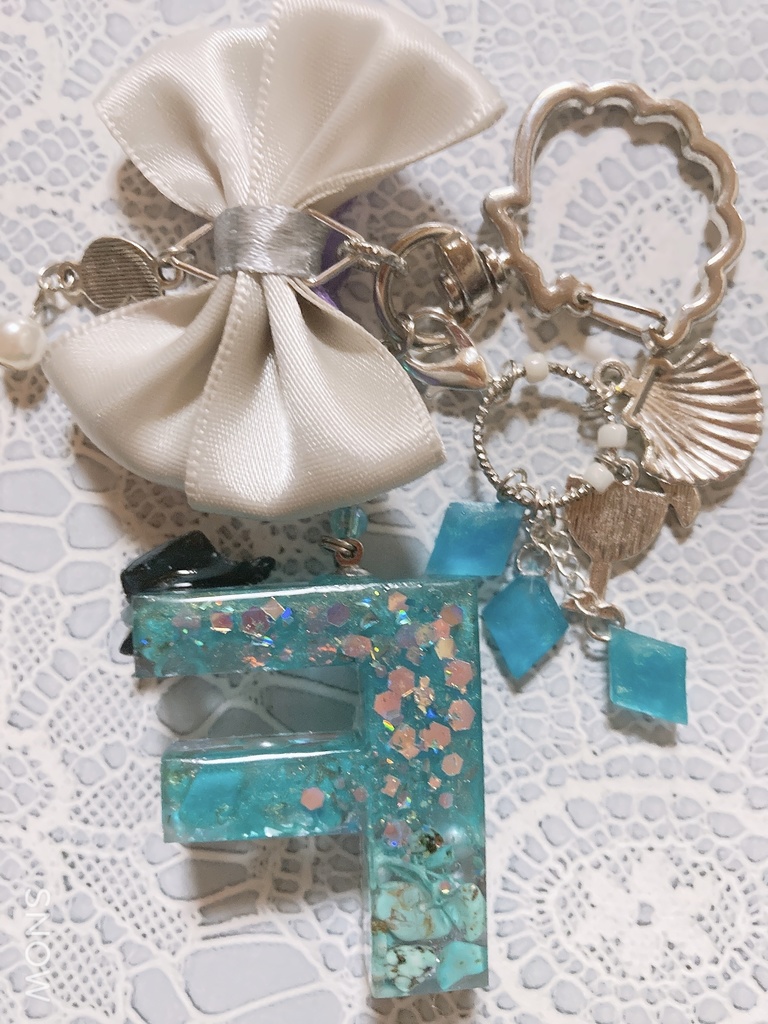 レジン「F」海のイニシャルチャーム