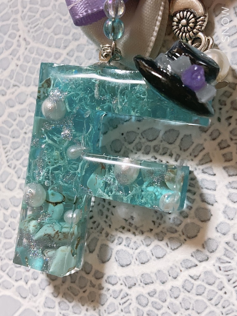 レジン「F」海のイニシャルチャーム
