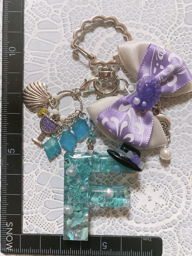 レジン「F」海のイニシャルチャーム