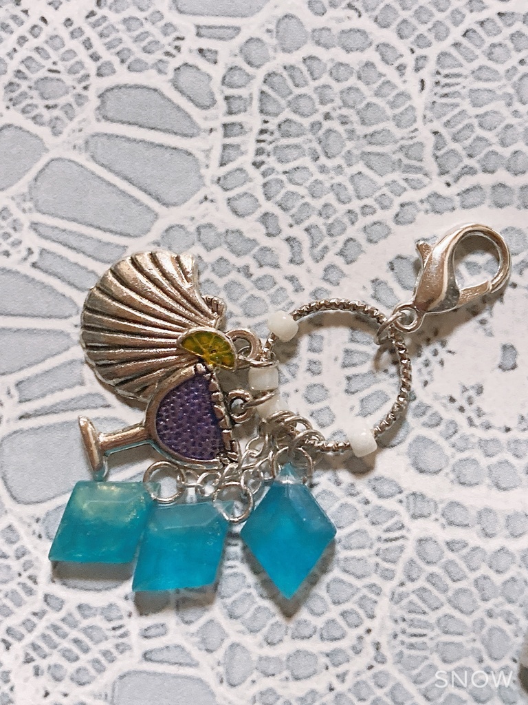 レジン「F」海のイニシャルチャーム