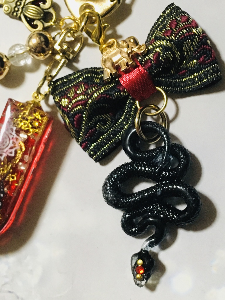 レジン「J」蛇のイニシャルチャーム