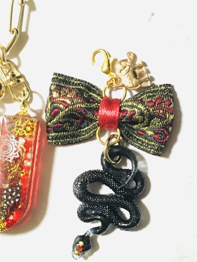 レジン「J」蛇のイニシャルチャーム