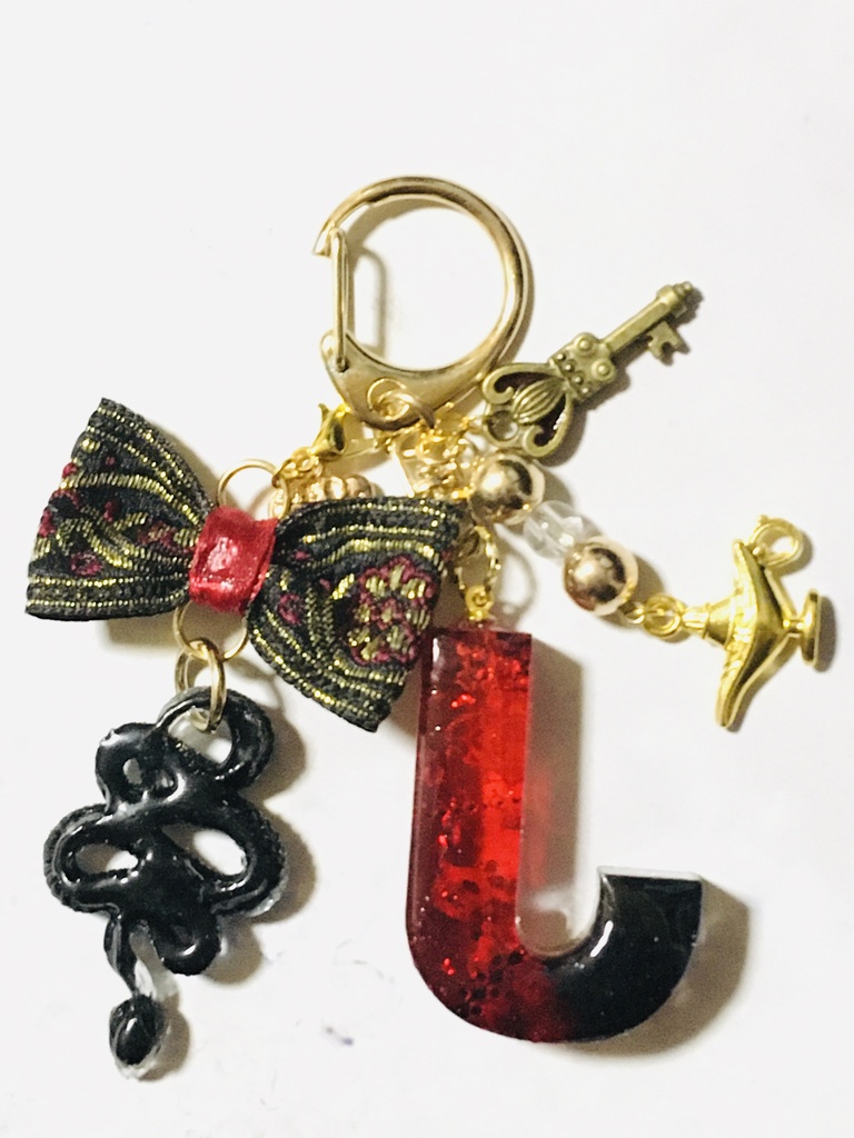レジン「J」蛇のイニシャルチャーム