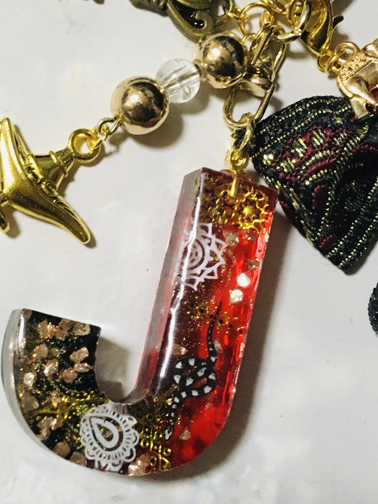 レジン「J」蛇のイニシャルチャーム
