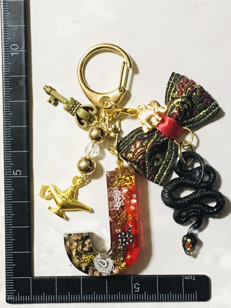 レジン「J」蛇のイニシャルチャーム