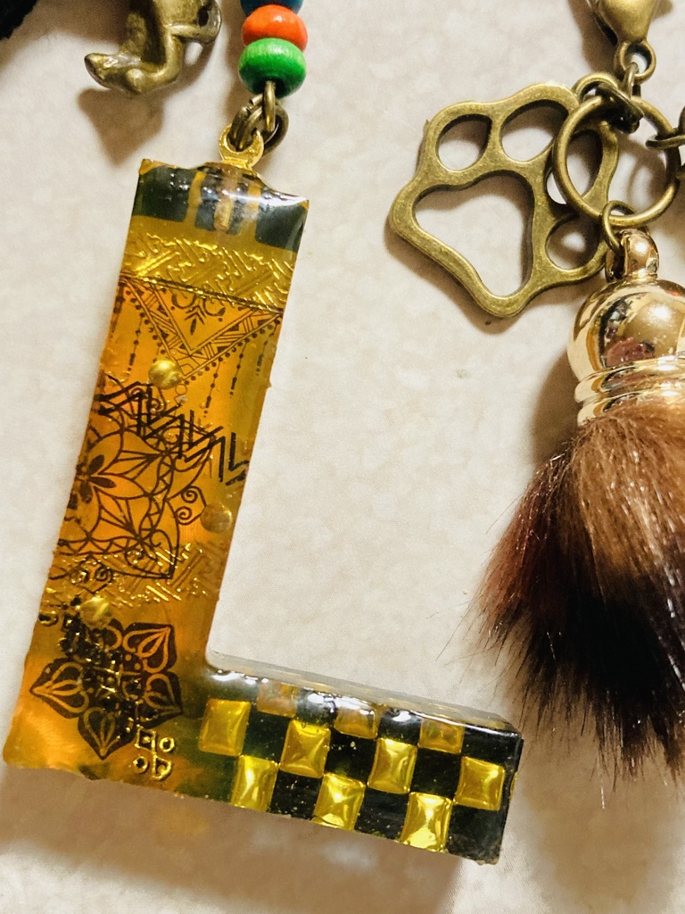 レジン【L】ライオンのイニシャルチャーム