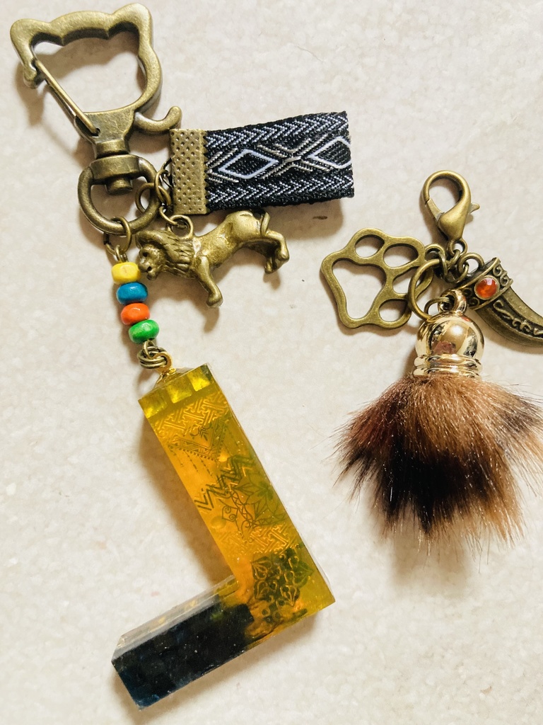 レジン【L】ライオンのイニシャルチャーム