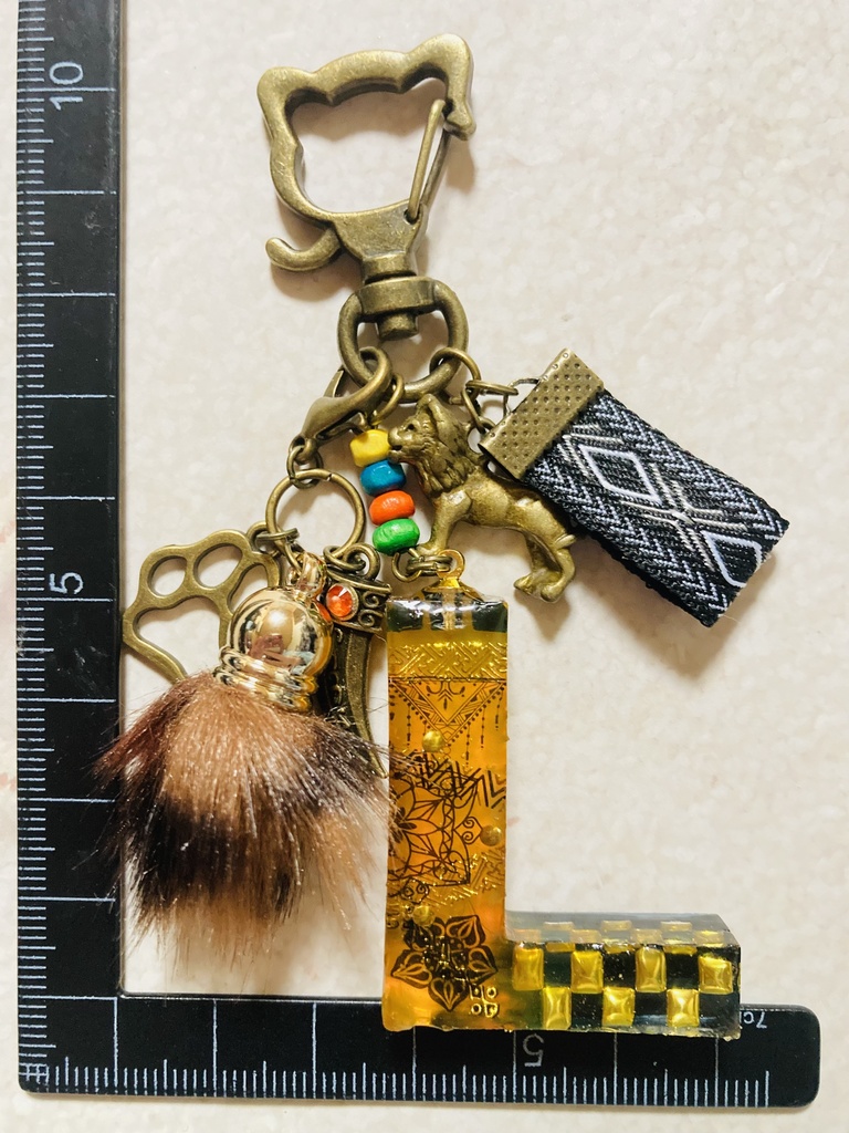 レジン【L】ライオンのイニシャルチャーム