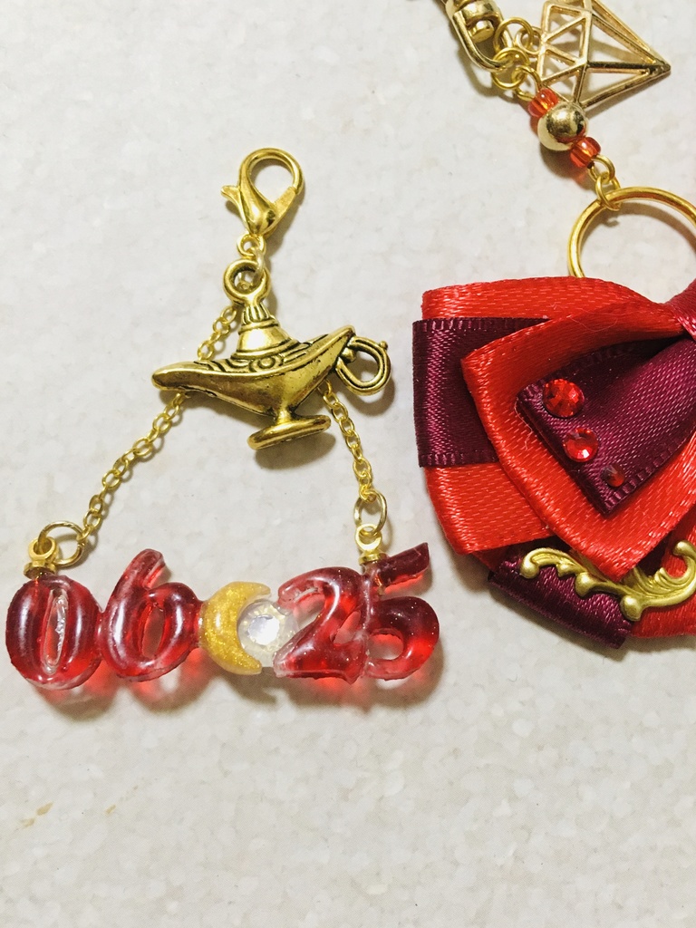 レジン「K」リボンチャーム