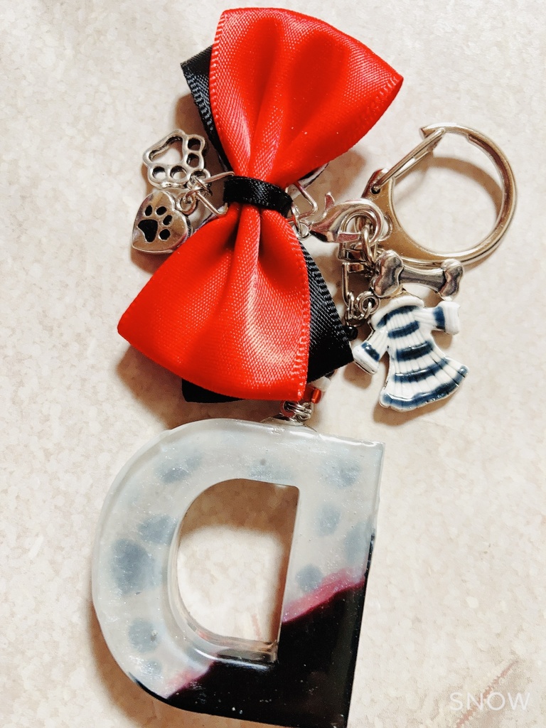 レジン「D」ダルメシアン柄イニシャルチャーム