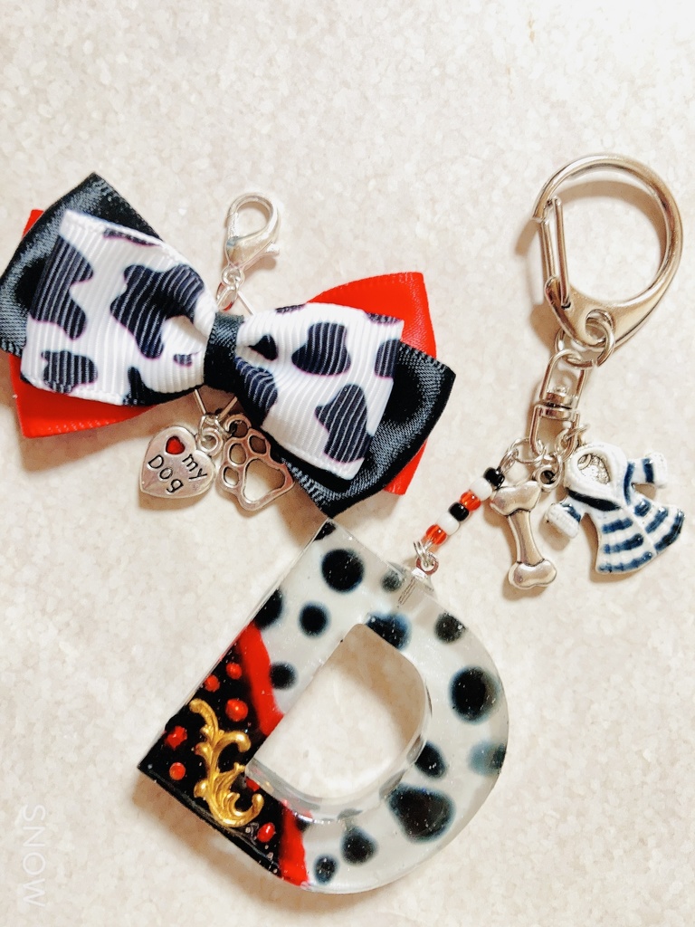 レジン「D」ダルメシアン柄イニシャルチャーム