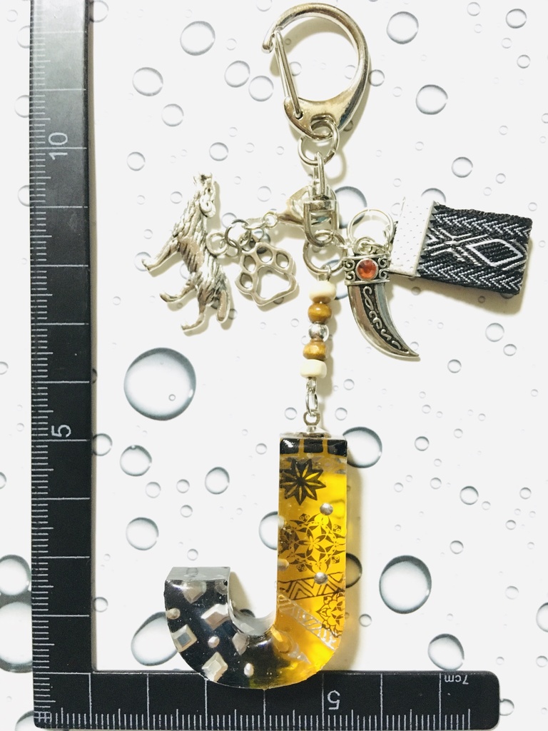 レジン「J」狼のイニシャルチャーム