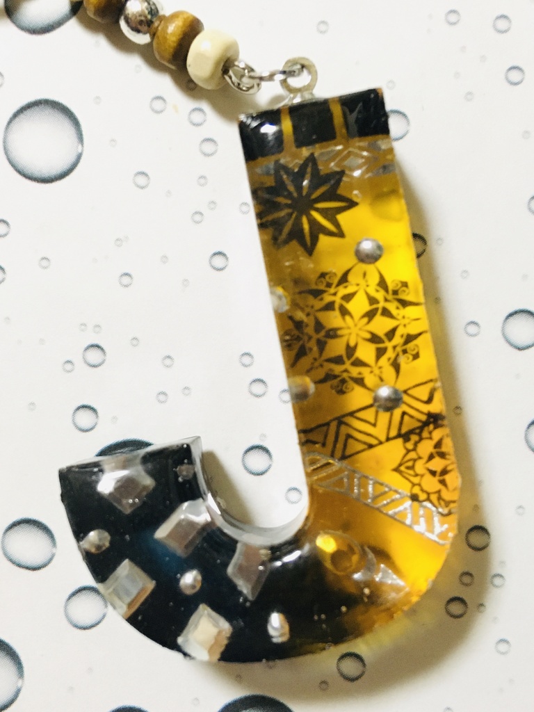 レジン「J」狼のイニシャルチャーム
