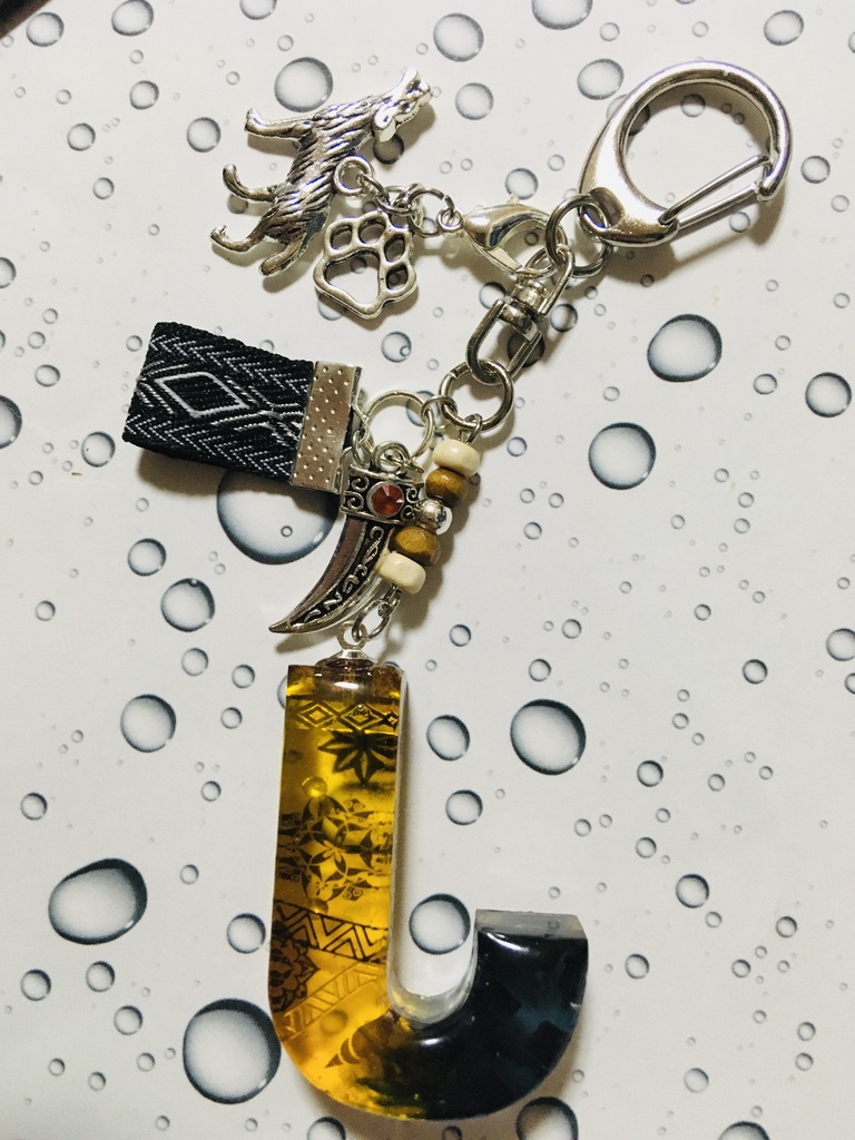 レジン「J」狼のイニシャルチャーム