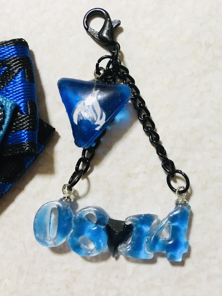 レジン「O」リボンイニシャルチャーム