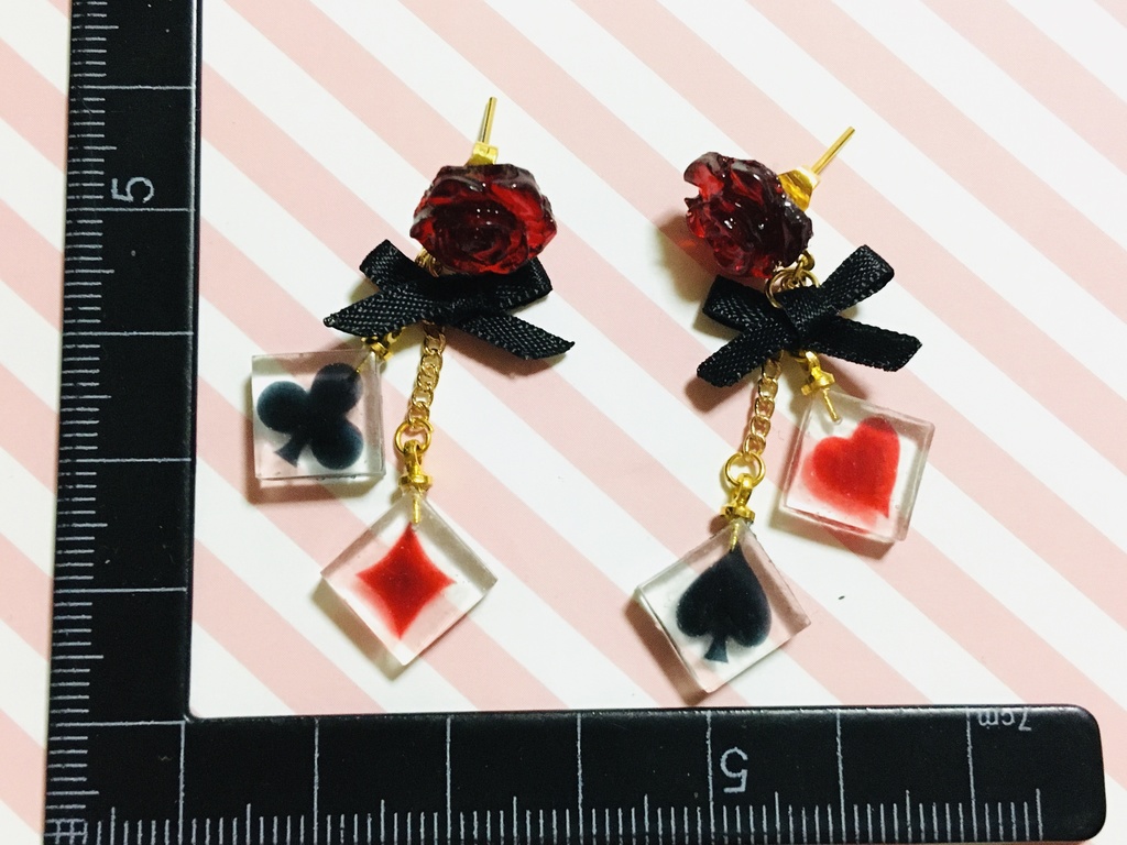 レジン 薔薇とトランプのピアス