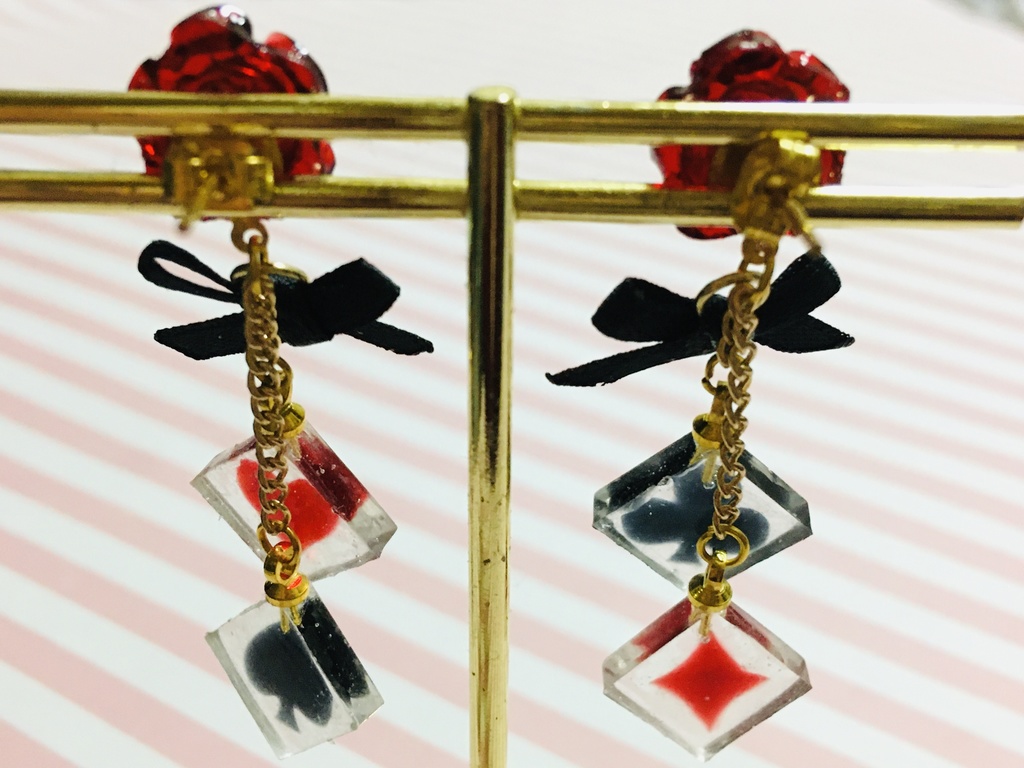 レジン 薔薇とトランプのピアス