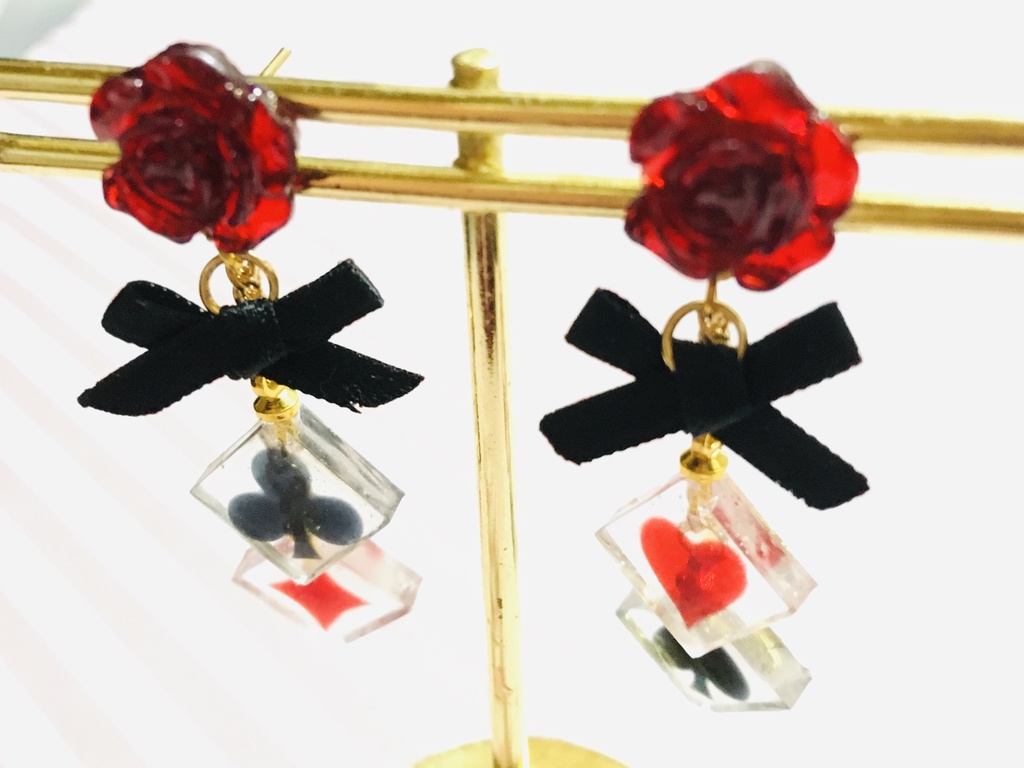 レジン 薔薇とトランプのピアス