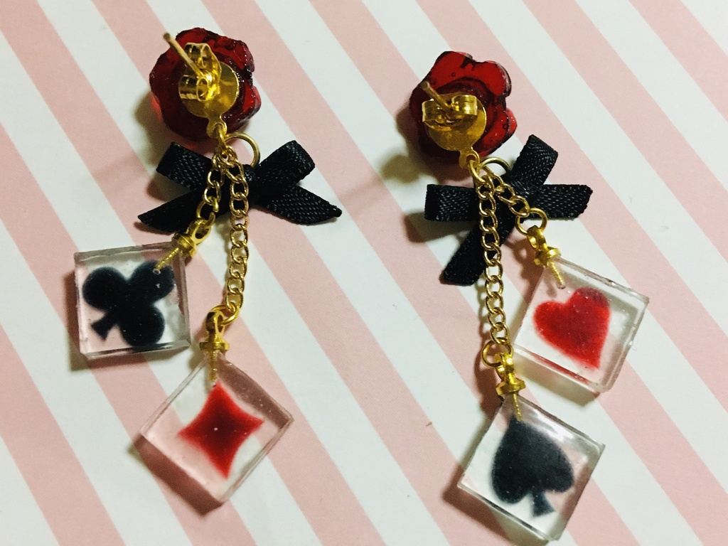 レジン 薔薇とトランプのピアス