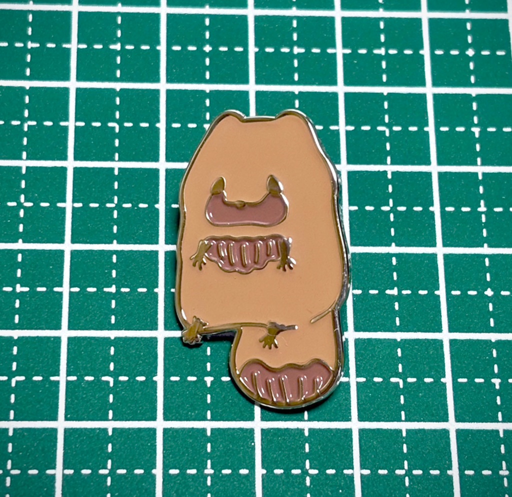 嗚呼、たぬきはもうだめです金属ピンバッジ