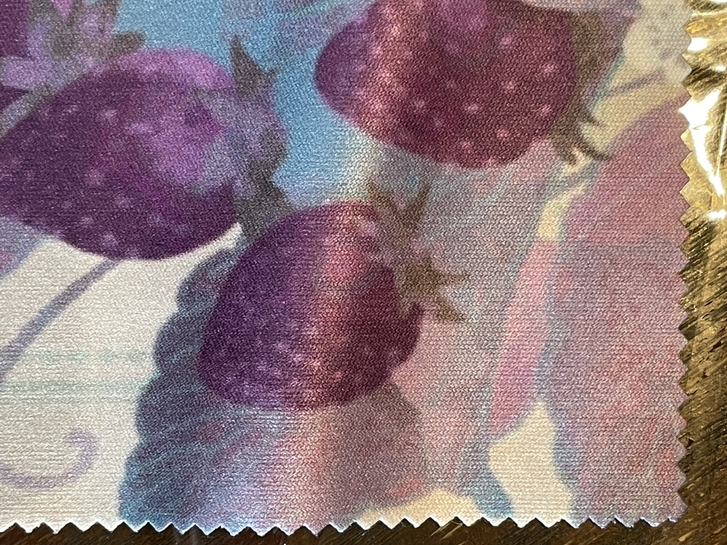 紫いちごのメガネ拭き