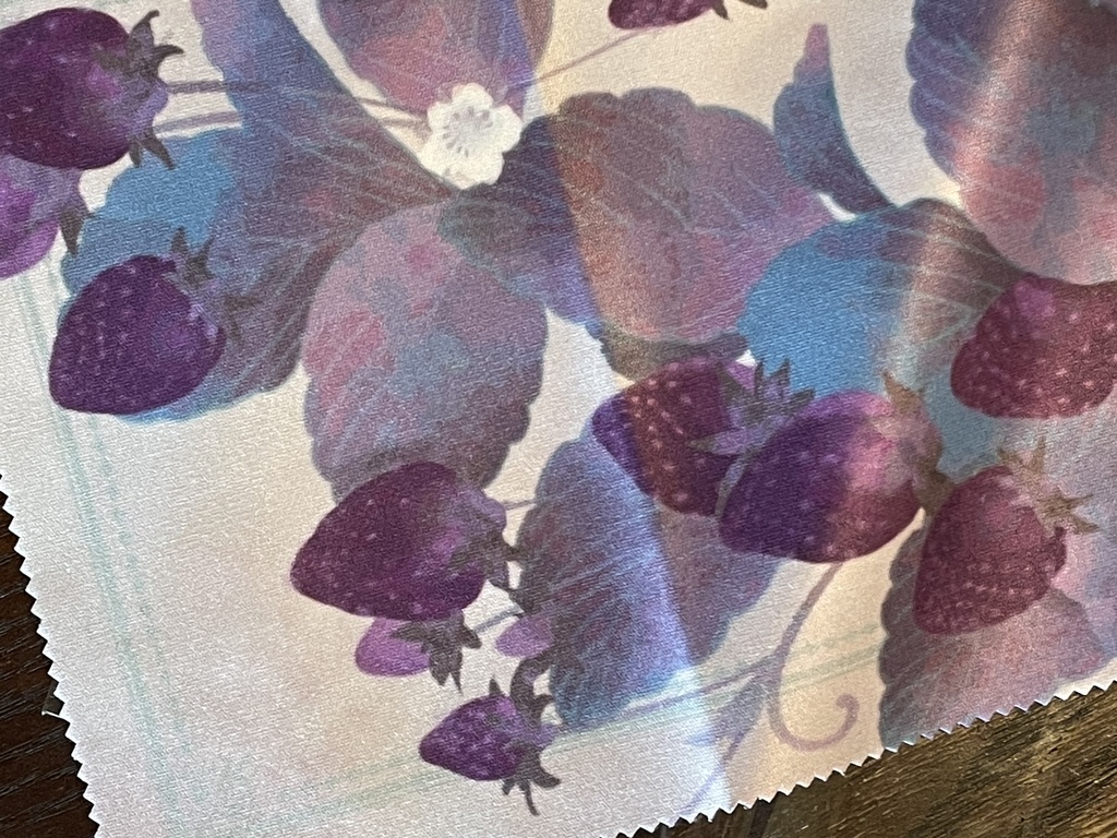 紫いちごのメガネ拭き