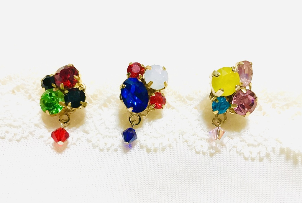 概念ビジューピアス
