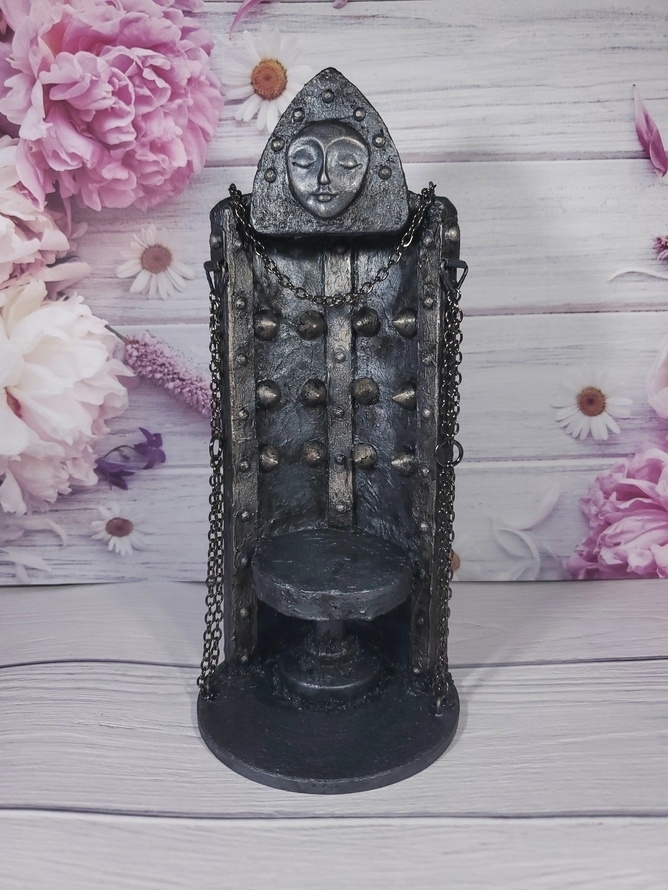 アイアンメイデンチェア(シルバー)