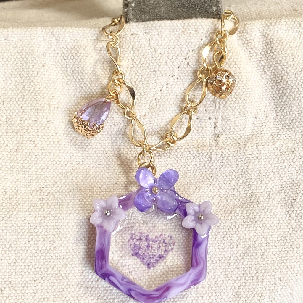 紫の花のバッグチャーム ライラックに想いを寄せて Atsroonmiacl Booth