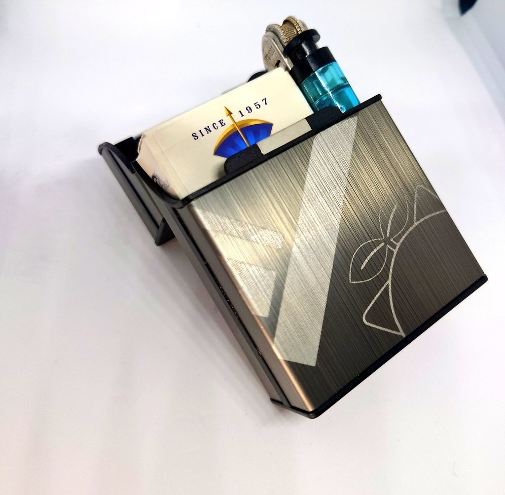 レオス・ローレン・イッテツイメージ タバコケース