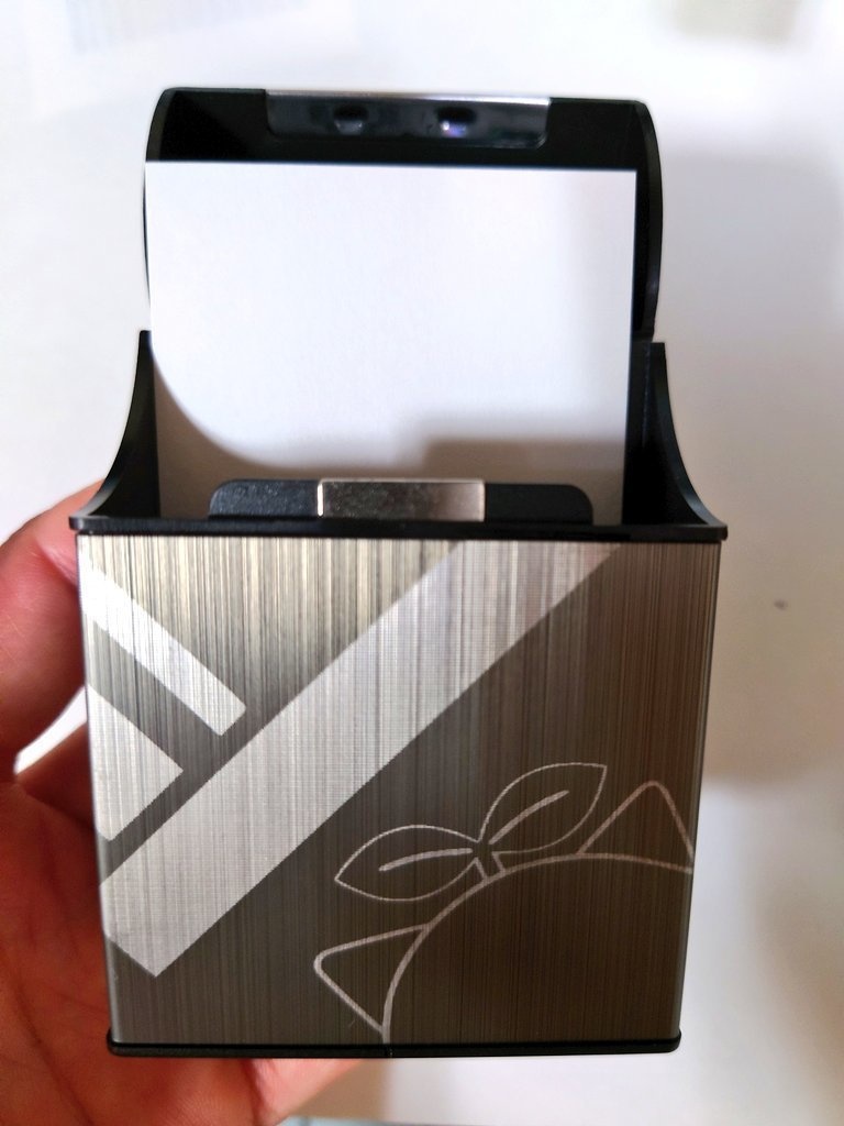 レオス・ローレン・イッテツイメージ タバコケース